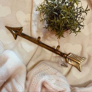 GOLD METAL ARROW WALL HOOK